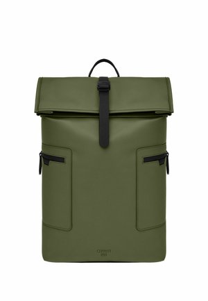 Plecak typu roll-top w oliwkowej zieleni z czarną klamrą, podwójnymi przednimi kieszeniami na suwak i górnym uchwytem, z marką "Cerruti 1881" na dole pośrodku.