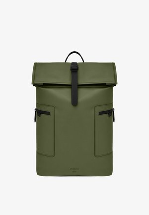 Zelen nahrbtnik z zavihkom, olivno zelen z črnim zaponkom, dvema sprednjima žepoma z zadrgo in zgornjim ročajem, na sredini spodaj označen s "Cerruti 1881".