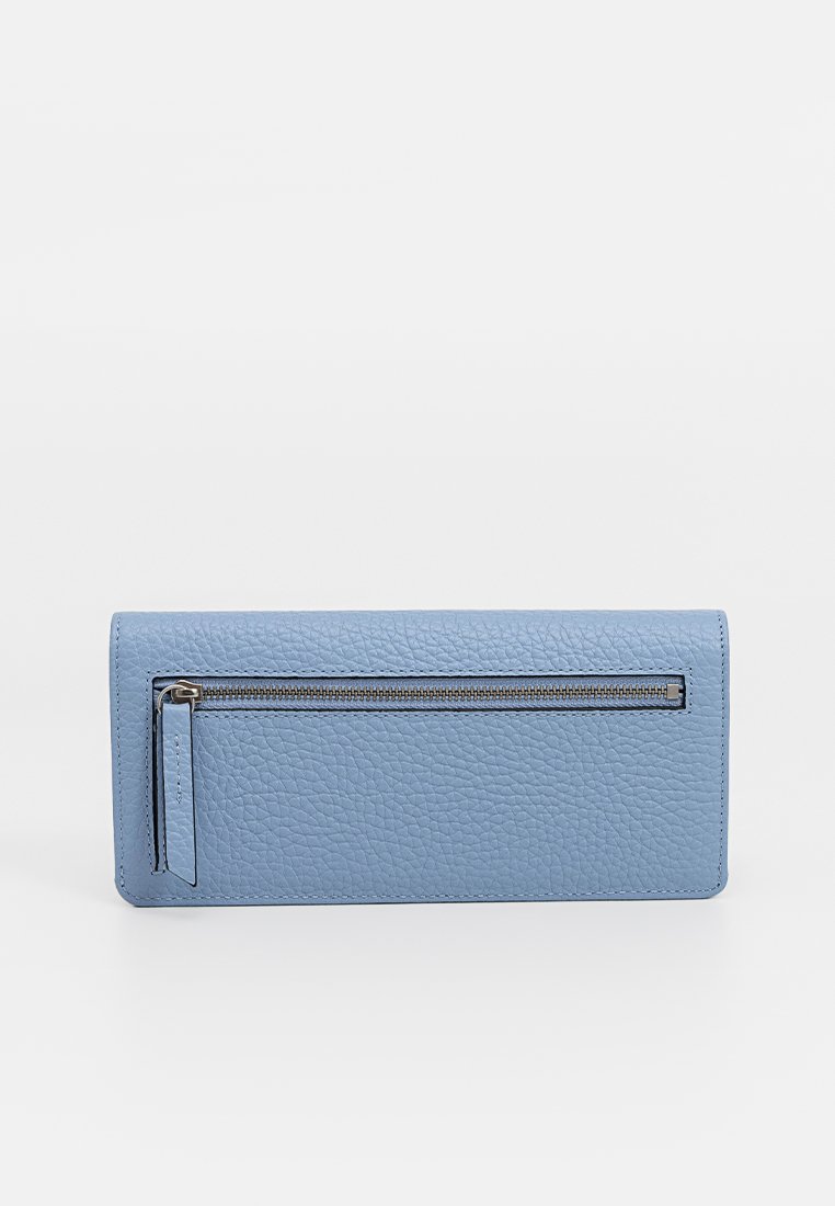 Helles blaues strukturiertes Lederportemonnaie mit horizontalem Reißverschlussfach und Lederzieher auf einem weißen Hintergrund.