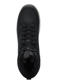 Schwarze high-top Sneaker mit einem glatten Leder-Obermaterial, perforierten Details, Stofffutter, flachen Schnürsenkeln und einer weißen Gummisohle.