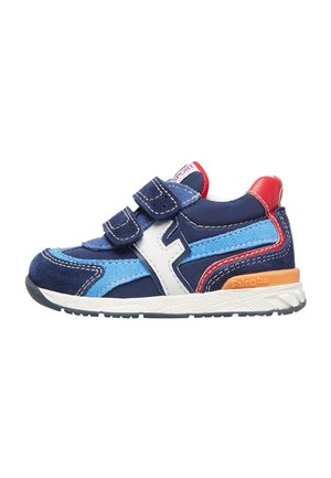 Kinderschuh in Marineblau mit hellblauen und roten Akzenten, zwei Klettverschlüssen, weißen Details und orangefarbener Fersenstütze.