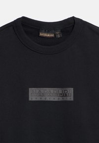 Μαύρο φούτερ με στρογγυλή λαιμόκοψη, ριμπ γιακά και ανάγ λυφη ορθογώνια ετικέτα λογότυπου με την επιγραφή "NAPAPIJRI geographic" στο στήθος.