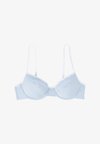 ESSENTIALS TEXT DEMI - Haut de bikini - brisk blue/white