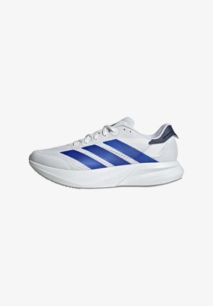 Zapatilla deportiva blanca con rayas azules, parte superior de malla, diseño ligero, suela acolchada y acento en el talón gris contrastante.