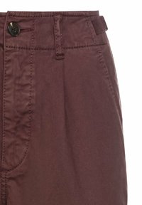 Pantalon marron foncé taille haute avec passants de ceinture, fermeture par bouton à l'avant, et coutures visibles le long de la poche et de la ceinture.