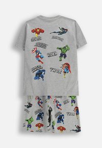 Szary zestaw piżamowy z bawełny, składający się z koszulki z krótkim rękawem i szortów, ozdobiony kolorowymi grafikami superbohaterów oraz napisami na obu elementach.