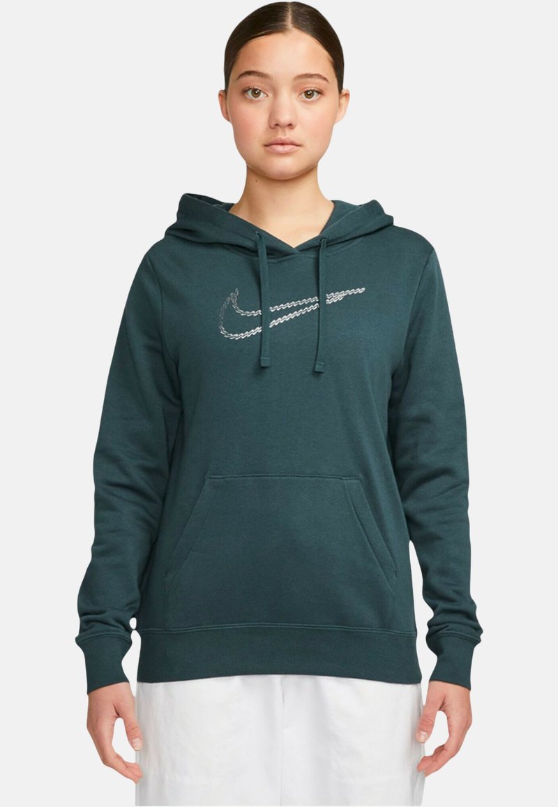 Tmavě zelená mikina s kapucí vyrobená z měkké, texturované látky, s klokaní kapsou a stříbrným logem Nike na hrudi.