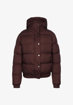 Tumši brūns pūkains jaka ar kapuci, garām piedurknēm, aizdari ar spiedpogu priekšpusi un elastīgām aprocēm.