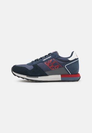 Sneaker blu navy realizzato in materiali scamosciati e in rete, con un logo geometrico rosso, dettagli bianchi e una suola in gomma.