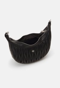 Sac à main en cuir noir avec un design matelassé, fermeture éclair en argent et accent en chaîne. L'intérieur est doublé en tissu.