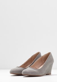 Dorothy Perkins Lodičky na klínu - grey
