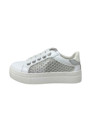 Sneaker platform bianca con mesh argentato e strass sul lato, lacci larghi in raso e suola in gomma texturizzata.