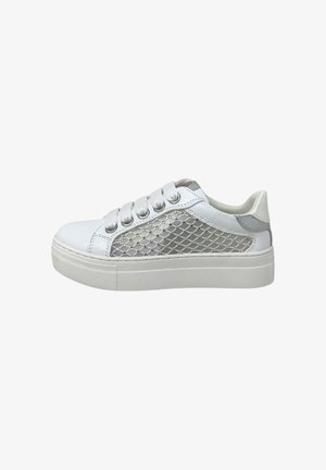 Sneaker platform bianca con mesh argentato e strass sul lato, lacci larghi in raso e suola in gomma texturizzata.