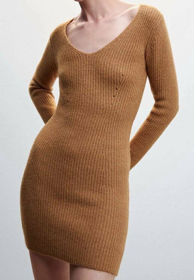 Robe en maille de couleur caramel avec une texture côtelée, un profond décolleté en V et des manches longues. Coupe cintrée avec un ourlet court.