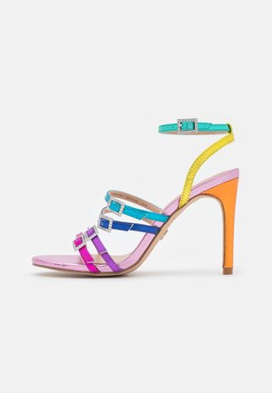 Højhælet sandal med et flerfarvet design; har pink, lilla, blå og gule remme; pyntet med firkantede rhinsten spænder.