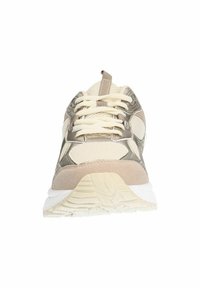 Des sneakers beiges et gris présentent un dessus en mesh texturé et en suede, avec une languette rembourrée et une épaisse semelle en caoutchouc blanc. Les lacets sont de couleur beige clair.