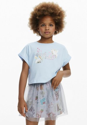 Tricou scurt, de culoare albastru deschis, cu mâneci scurte și un grafic cu imprimeu animal. Fustă din tul gri transparent, ornata cu modele colorate și sclipici.