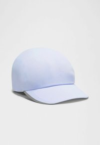 Gorra azul claro con una parte superior redondeada, textura suave y un pico curvado. Presenta un patrón sutil en la tela.