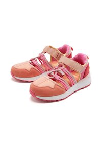Zapatillas deportivas rosas que combinan texturas suaves y de ante, con correas ajustables y una suela acolchada con tracción de goma.