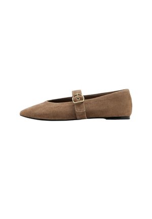 Zapato plano de ante marrón con punta afilada y correa con hebilla dorada en la parte superior, mostrado de lado sobre un fondo blanco.