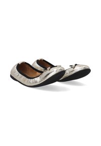 Metalliske sølv ballet flats med sorte accenter, rund tå design, blød tekstur og lille sløjfedetail foran. Fleksibel gummisål.