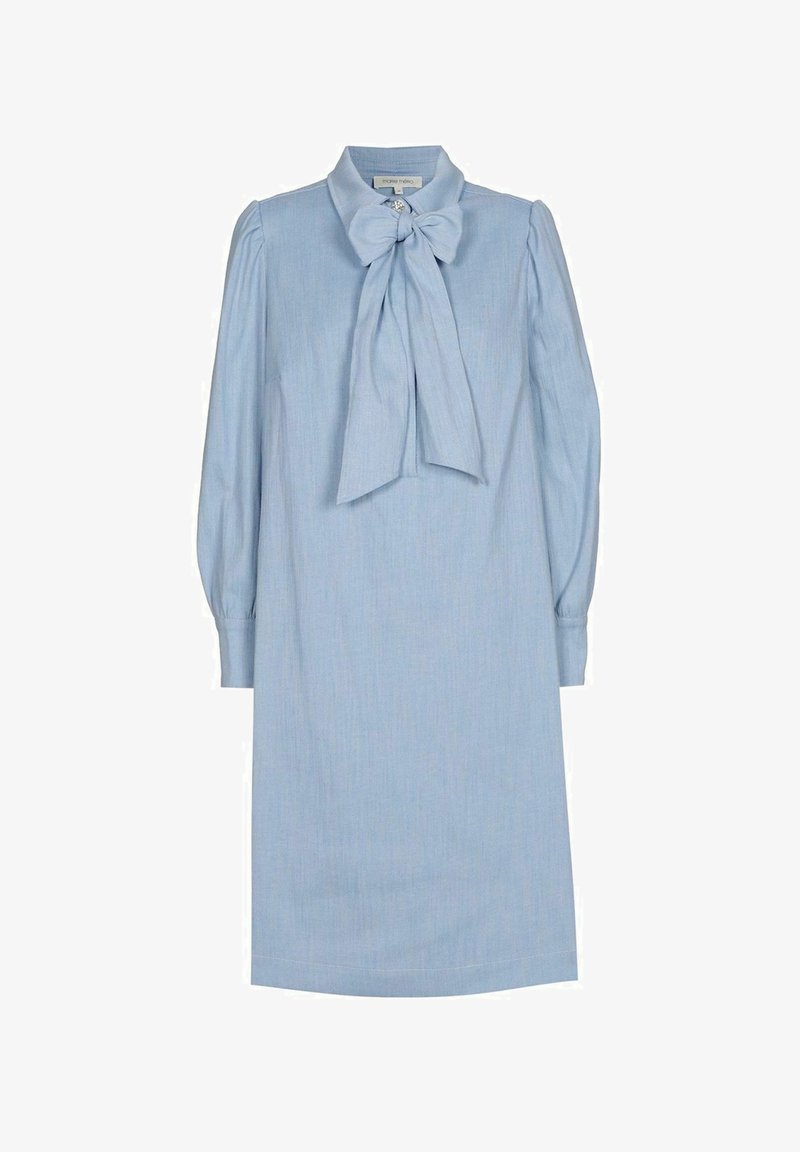 Robe bleu clair à manches longues avec un col à nœud, des manches bouffantes plissées et une coupe droite. Tissu lisse avec une texture subtile.