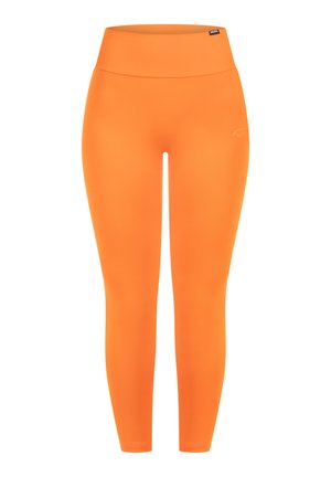 Helles orange Leggings mit hohem Bund, aus dehnbarem Material gefertigt. Verfügt über ein dezentes Logo auf der linken Seite. Glatte Textur darüber.