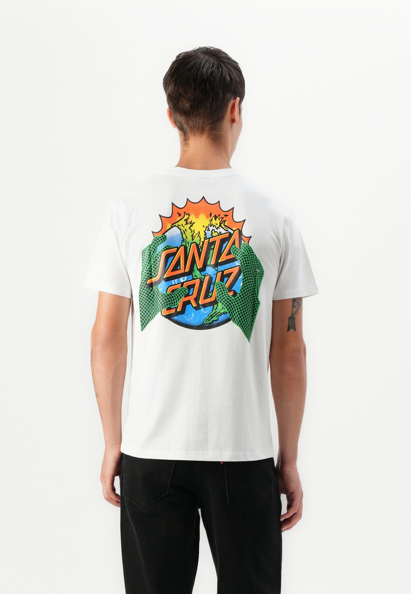 Witte katoen t-shirt met een kleurr grafic op de achterkant featuring "Santa Cruz," een globe, en groene accent handen, weergegeven op een effen achtergrond.