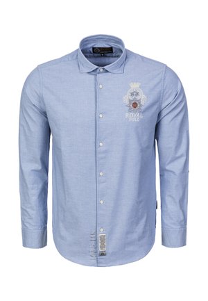 Camicia a maniche lunghe azzurro chiaro con colletto button-down, logo ricamato sul petto e cuciture dettagliate vicino all'orlo.