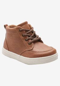 Brązowe skórzane buty typu high-top o teksturowanym wykończeniu, z białą gumową podeszwą, brązowymi sznurówkami i ciepłą wyściółką. Posiadają szyte akcenty.