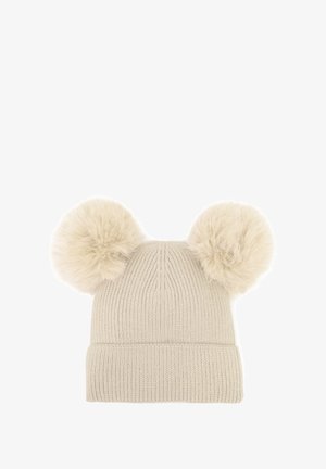 Cappello invernale lavorato a maglia beige con un bordo ripiegato e due grandi pompon soffici sopra che assomigliano a orecchie, isolato su sfondo bianco.