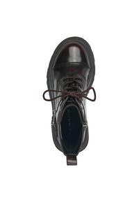 Stivale alla caviglia in pelle bordeaux con punta rotonda, chiusura con lacci frontale, zip laterale e suola nera spessa. Presenta dettagli cuciti e logo all'interno.