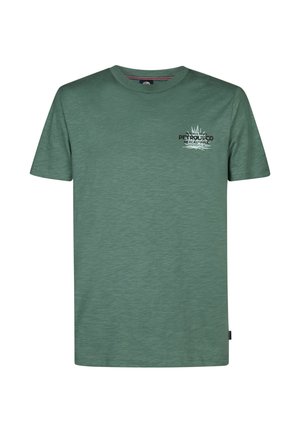 Zielony t-shirt z okrągłym dekoltem wykonany z lekkiego, teksturowanego materiału. Posiada mały nadruk graficzny na lewej piersi.