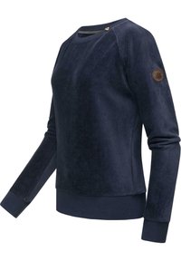Felpa girocollo blu navy realizzata in morbido tessuto testurizzato, con polsini e orlo a costine, e un piccolo logo sulla manica.