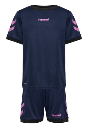 Marineblåt sportstøj med pink hummel-logo og chevronstriber på ærmer og shorts, sorte manchetter på ærmer og shorts.