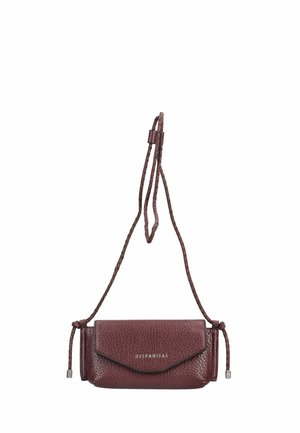 Lille struktureret mørkebrun læder crossbody taske med klaplukning og justerbar fletrem.