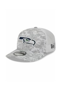 Graue Tarnmütze mit runder Krone, flachem Schirm, Netzrücken und gesticktem Seattle Seahawks-Logo in Blau und Grün.