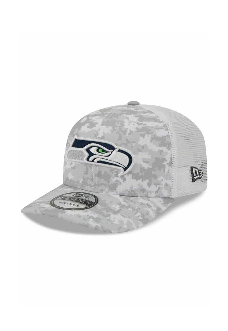 Graue Tarnmütze mit runder Krone, flachem Schirm, Netzrücken und gesticktem Seattle Seahawks-Logo in Blau und Grün.