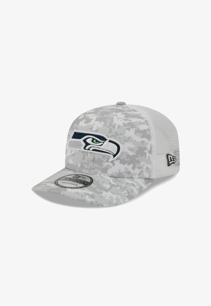 Casquette de baseball en camouflage gris avec un couronne arrondie, visière plate, dos en mesh et logo des Seattle Seahawks brodé en bleu et vert.