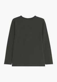 Langarmshirt aus dunkelgrünem Stoff. Hat einen runden Halsausschnitt und einen geraden Schnitt. Etikett sichtbar in der unteren linken Ecke.