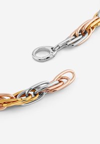 Gelinkte armband in zilver, goud en roségouden tinten, met een mix van metalen kettingen en een ronde sluiting met een gepolijste afwerking.