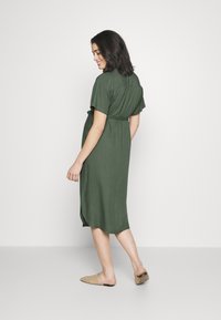 Vero Moda Maternity VMMBUMPY CALF - Vestido camisero - laurel wreath