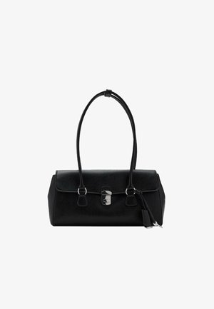 Borsa a mano in pelle nera con una texture liscia, design strutturato, doppi manici e un dettaglio clasp in argento al centro.