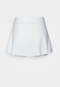 Skort blanco hecho de una tela suave y elástica; presenta un diseño acampanado y una cinturilla ancha y elástica para un ajuste cómodo.