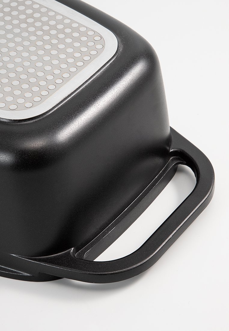 Rechthoekige bakpan met antiaanbaklaag, voorzien van een gladde zwarte afwerking en een zilverkleurige textuur bovenop met kleine ronde perforaties voor ventilatie.