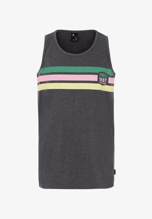 Enfant portant un débardeur gris foncé avec des rayures colorées et un short vert avec un motif de palmier, ainsi que des tongs noires, se tenant sur un fond blanc.