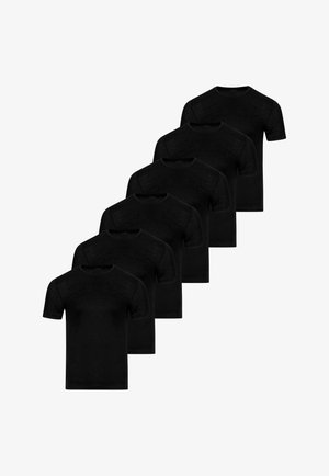 Sechs schlichte schwarze T-Shirts mit kurzen Ärmeln und Rundhalsausschnitt, übereinandergestapelt in einer Kaskadenanordnung auf weißem Hintergrund.