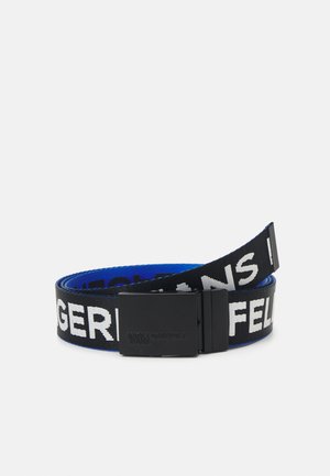 Cintura in tessuto texturizzato con strisce nere e blu, con grande testo bianco. Include una fibbia in metallo nero e dettagli con logo.