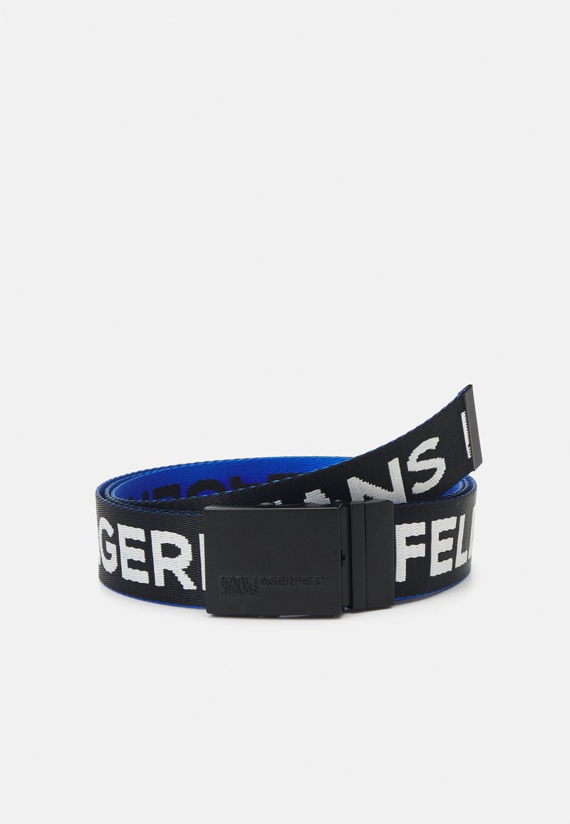 Cintura in tessuto texturizzato con strisce nere e blu, con grande testo bianco. Include una fibbia in metallo nero e dettagli con logo.