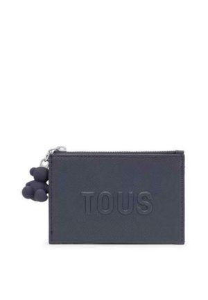 Tarjetero de cuero texturizado en color navy con el logo "TOUS" en relieve y un pequeño charm en forma de oso sujeto por una cremallera de plata.